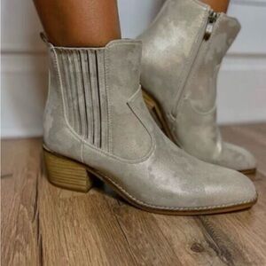 Boutique by Corky’s Dusty Gold Metallic Ankle Boots SZ 11